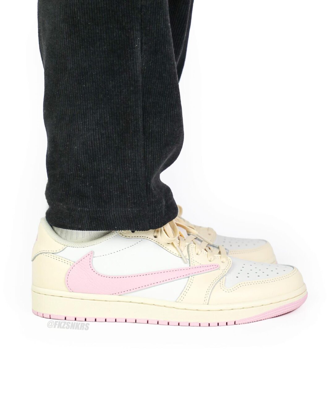 【2026年 5/22 発売予定】Travis Scott × NIKE AIR JORDAN 1 RETRO LOW OG SP “Sail/Shy Pink” (トラヴィス・スコット ナイキ エア ジョーダン 1 ロー “セイル/スカイピンク”) [IQ7604-100/IQ7604-101]