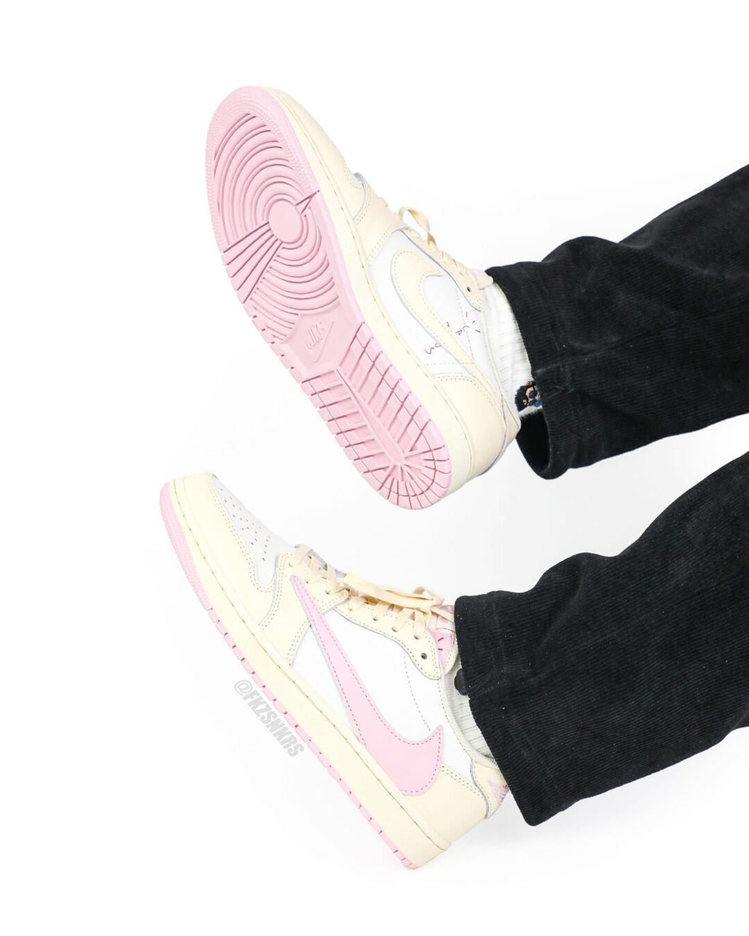 【2026年 5/22 発売予定】Travis Scott × NIKE AIR JORDAN 1 RETRO LOW OG SP “Sail/Shy Pink” (トラヴィス・スコット ナイキ エア ジョーダン 1 ロー “セイル/スカイピンク”) [IQ7604-100/IQ7604-101]