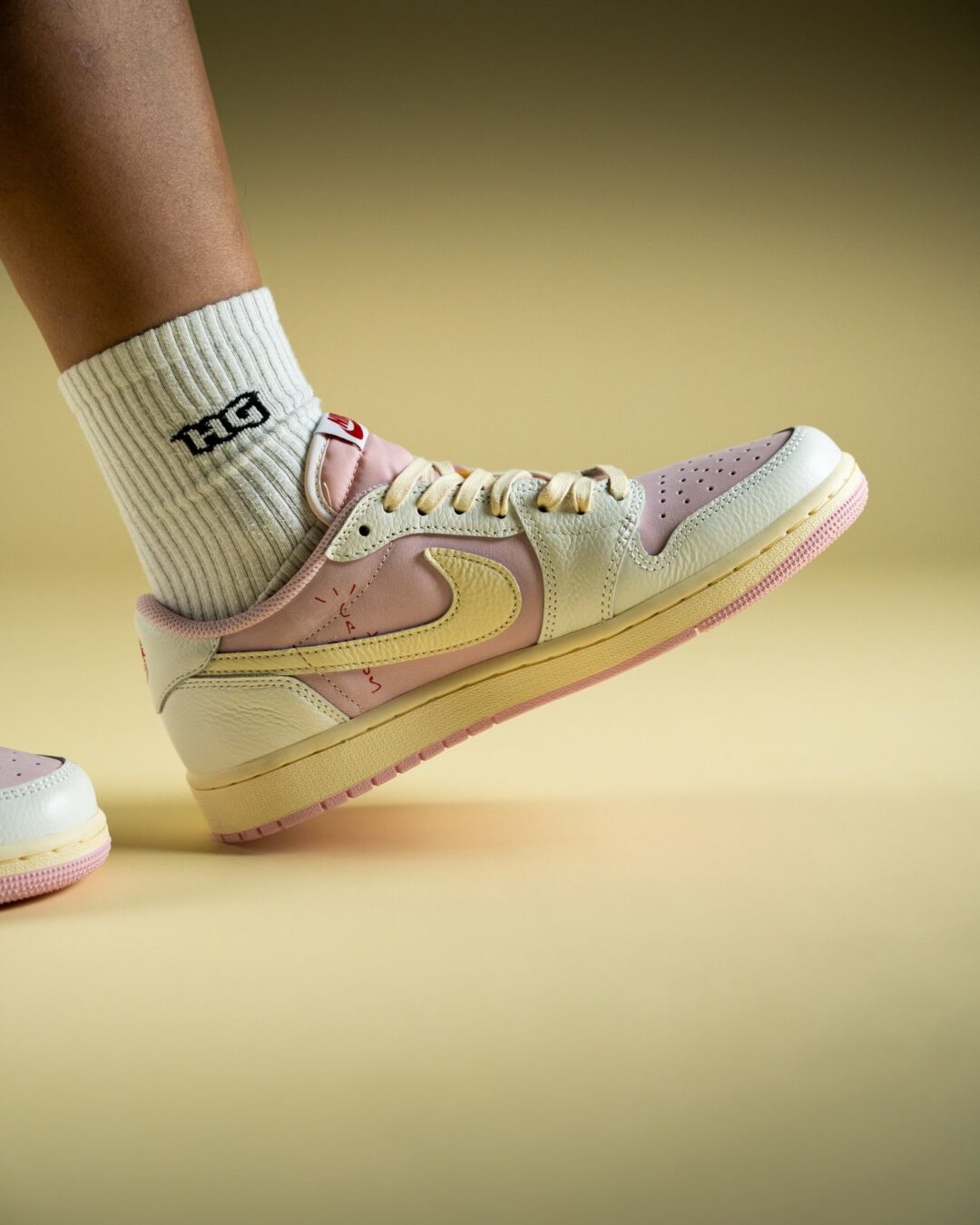 【2026年 5/22 発売予定】Travis Scott × NIKE AIR JORDAN 1 RETRO LOW OG SP “Sail/Shy Pink” (トラヴィス・スコット ナイキ エア ジョーダン 1 ロー “セイル/スカイピンク”) [IQ7604-100/IQ7604-101]