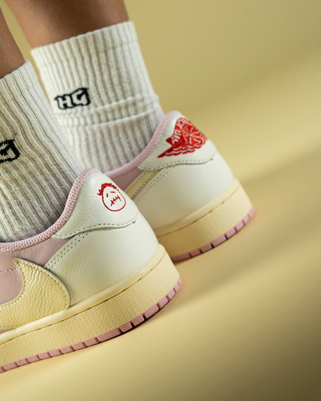 【2026年 5/22 発売予定】Travis Scott × NIKE AIR JORDAN 1 RETRO LOW OG SP “Sail/Shy Pink” (トラヴィス・スコット ナイキ エア ジョーダン 1 ロー “セイル/スカイピンク”) [IQ7604-100/IQ7604-101]