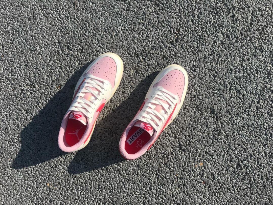 【2026年 5/22 発売予定】Travis Scott × NIKE AIR JORDAN 1 RETRO LOW OG SP “Sail/Shy Pink” (トラヴィス・スコット ナイキ エア ジョーダン 1 ロー “セイル/スカイピンク”) [IQ7604-100/IQ7604-101]