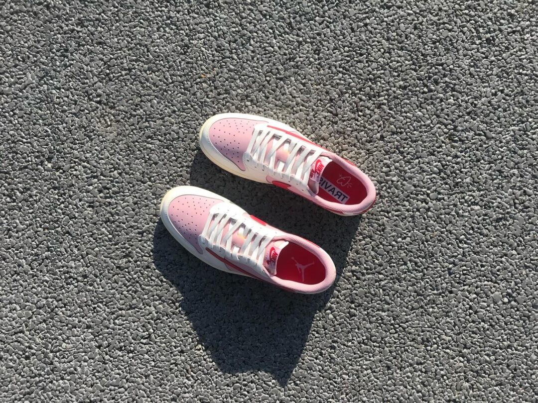 【2026年 5/22 発売予定】Travis Scott × NIKE AIR JORDAN 1 RETRO LOW OG SP “Sail/Shy Pink” (トラヴィス・スコット ナイキ エア ジョーダン 1 ロー “セイル/スカイピンク”) [IQ7604-100/IQ7604-101]