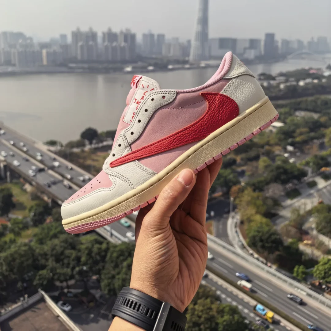 【2026年 5/22 発売予定】Travis Scott × NIKE AIR JORDAN 1 RETRO LOW OG SP “Sail/Shy Pink” (トラヴィス・スコット ナイキ エア ジョーダン 1 ロー “セイル/スカイピンク”) [IQ7604-100/IQ7604-101]