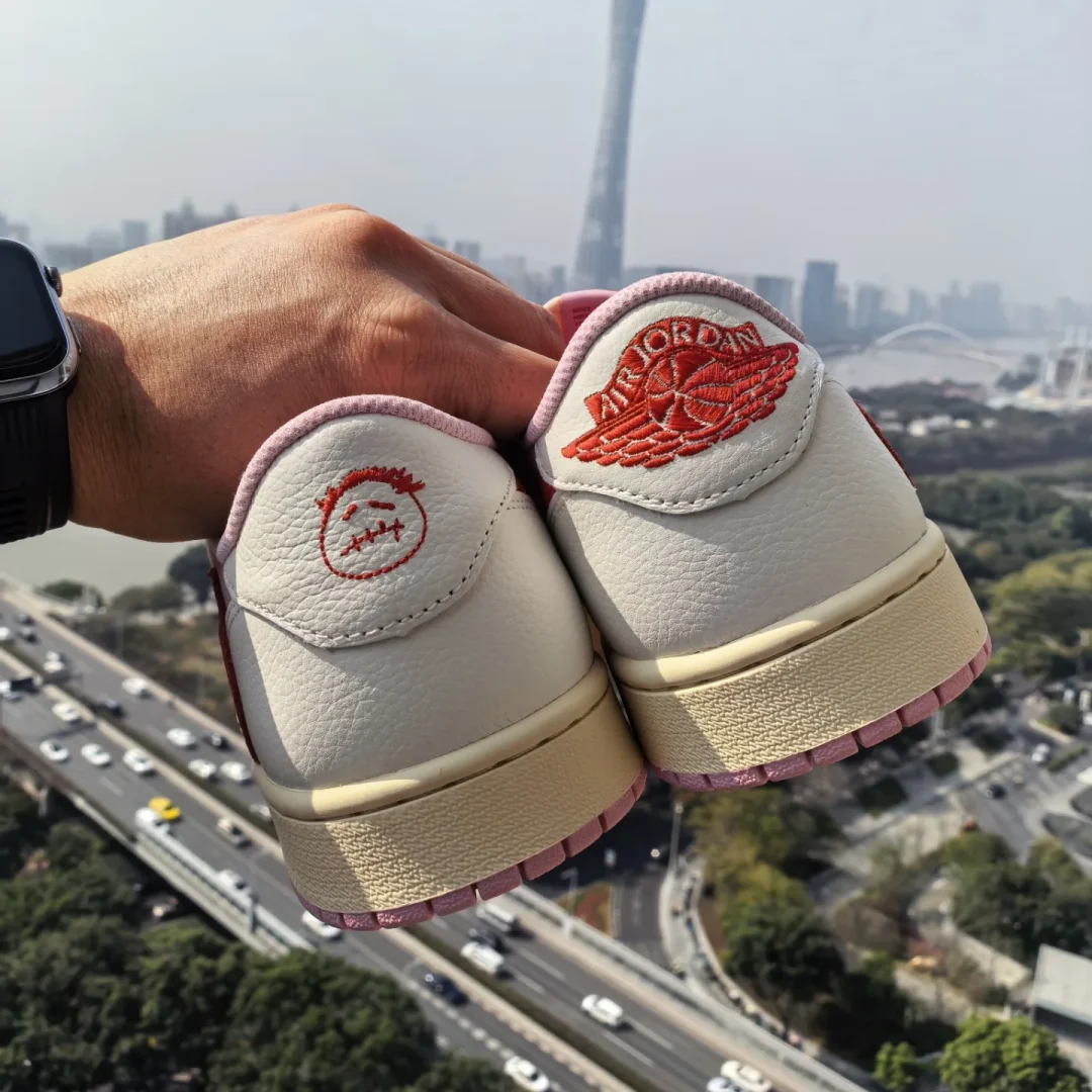 【2026年 5/22 発売予定】Travis Scott × NIKE AIR JORDAN 1 RETRO LOW OG SP “Sail/Shy Pink” (トラヴィス・スコット ナイキ エア ジョーダン 1 ロー “セイル/スカイピンク”) [IQ7604-100/IQ7604-101]