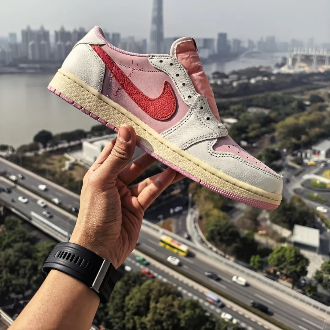 【2026年 5/22 発売予定】Travis Scott × NIKE AIR JORDAN 1 RETRO LOW OG SP “Sail/Shy Pink” (トラヴィス・スコット ナイキ エア ジョーダン 1 ロー “セイル/スカイピンク”) [IQ7604-100/IQ7604-101]