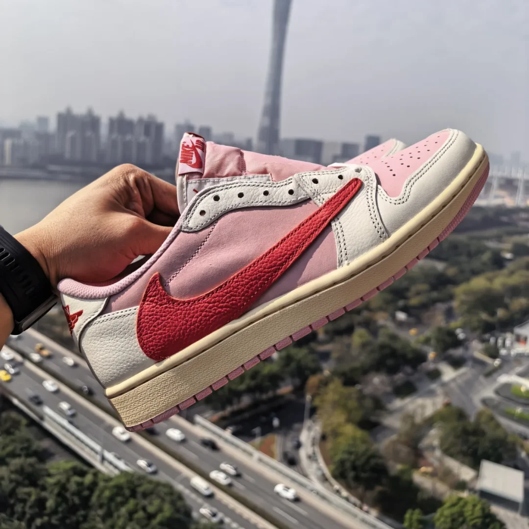 【2026年 5/22 発売予定】Travis Scott × NIKE AIR JORDAN 1 RETRO LOW OG SP “Sail/Shy Pink” (トラヴィス・スコット ナイキ エア ジョーダン 1 ロー “セイル/スカイピンク”) [IQ7604-100/IQ7604-101]