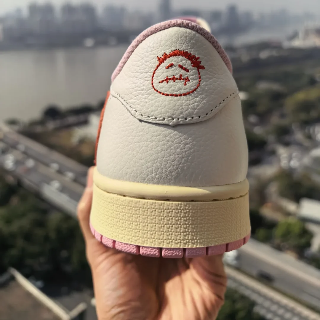 【2026年 5/22 発売予定】Travis Scott × NIKE AIR JORDAN 1 RETRO LOW OG SP “Sail/Shy Pink” (トラヴィス・スコット ナイキ エア ジョーダン 1 ロー “セイル/スカイピンク”) [IQ7604-100/IQ7604-101]