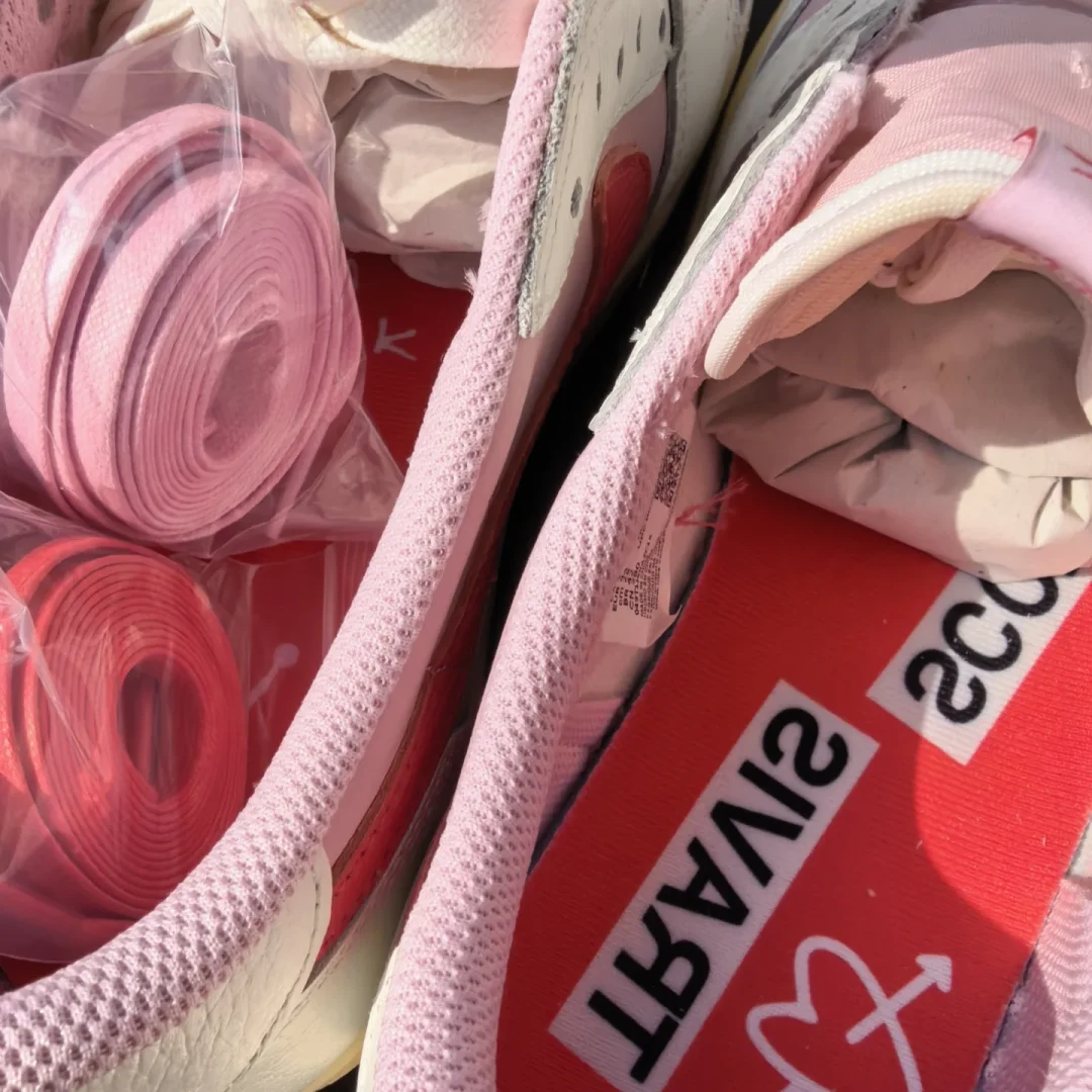 【2026年 5/22 発売予定】Travis Scott × NIKE AIR JORDAN 1 RETRO LOW OG SP “Sail/Shy Pink” (トラヴィス・スコット ナイキ エア ジョーダン 1 ロー “セイル/スカイピンク”) [IQ7604-100/IQ7604-101]