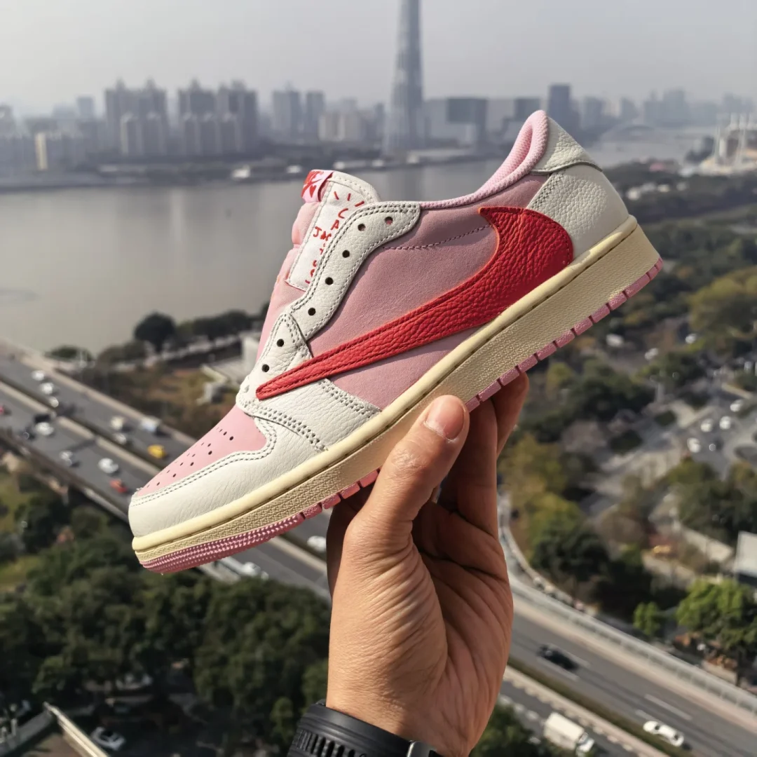 【2026年 5/22 発売予定】Travis Scott × NIKE AIR JORDAN 1 RETRO LOW OG SP “Sail/Shy Pink” (トラヴィス・スコット ナイキ エア ジョーダン 1 ロー “セイル/スカイピンク”) [IQ7604-100/IQ7604-101]