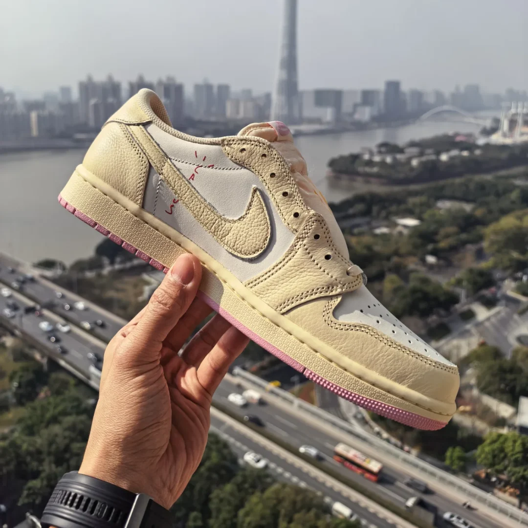 【2026年 5/22 発売予定】Travis Scott × NIKE AIR JORDAN 1 RETRO LOW OG SP “Sail/Shy Pink” (トラヴィス・スコット ナイキ エア ジョーダン 1 ロー “セイル/スカイピンク”) [IQ7604-100/IQ7604-101]