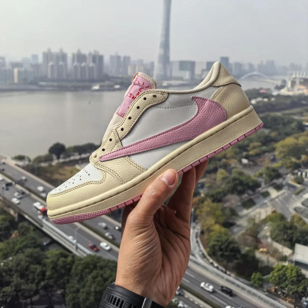 【2026年 5/22 発売予定】Travis Scott × NIKE AIR JORDAN 1 RETRO LOW OG SP “Sail/Shy Pink” (トラヴィス・スコット ナイキ エア ジョーダン 1 ロー “セイル/スカイピンク”) [IQ7604-100/IQ7604-101]