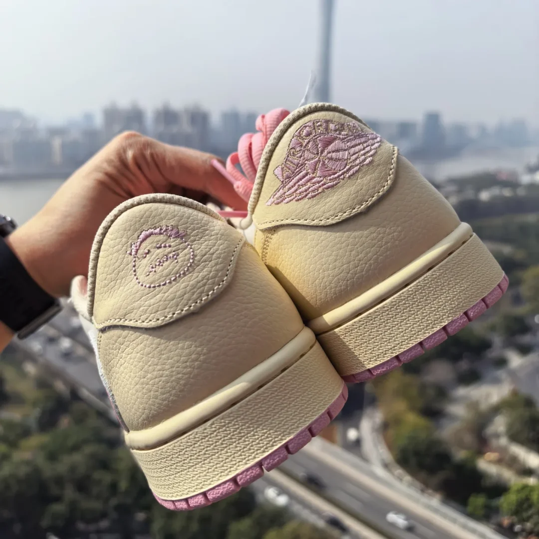 【2026年 5/22 発売予定】Travis Scott × NIKE AIR JORDAN 1 RETRO LOW OG SP “Sail/Shy Pink” (トラヴィス・スコット ナイキ エア ジョーダン 1 ロー “セイル/スカイピンク”) [IQ7604-100/IQ7604-101]