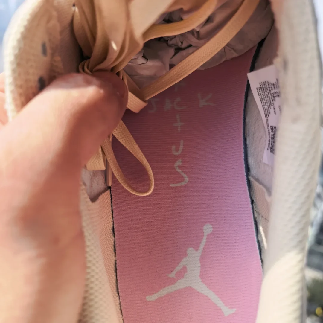 【2026年 5/22 発売予定】Travis Scott × NIKE AIR JORDAN 1 RETRO LOW OG SP “Sail/Shy Pink” (トラヴィス・スコット ナイキ エア ジョーダン 1 ロー “セイル/スカイピンク”) [IQ7604-100/IQ7604-101]