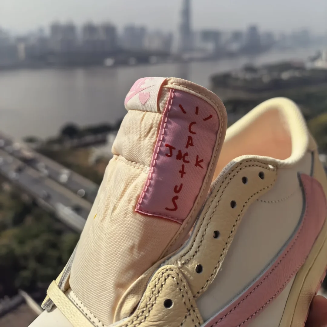 【2026年 5/22 発売予定】Travis Scott × NIKE AIR JORDAN 1 RETRO LOW OG SP “Sail/Shy Pink” (トラヴィス・スコット ナイキ エア ジョーダン 1 ロー “セイル/スカイピンク”) [IQ7604-100/IQ7604-101]