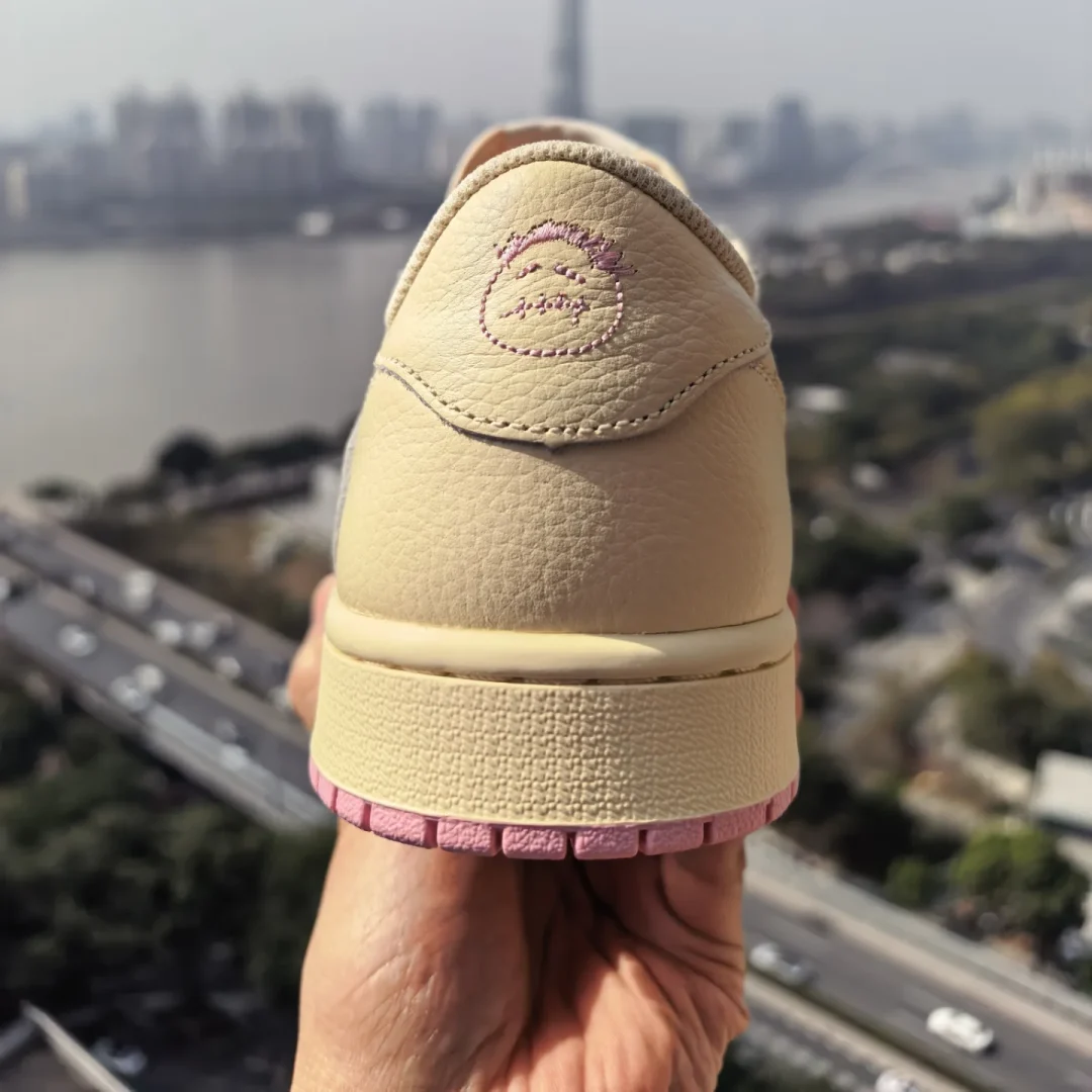 【2026年 5/22 発売予定】Travis Scott × NIKE AIR JORDAN 1 RETRO LOW OG SP “Sail/Shy Pink” (トラヴィス・スコット ナイキ エア ジョーダン 1 ロー “セイル/スカイピンク”) [IQ7604-100/IQ7604-101]