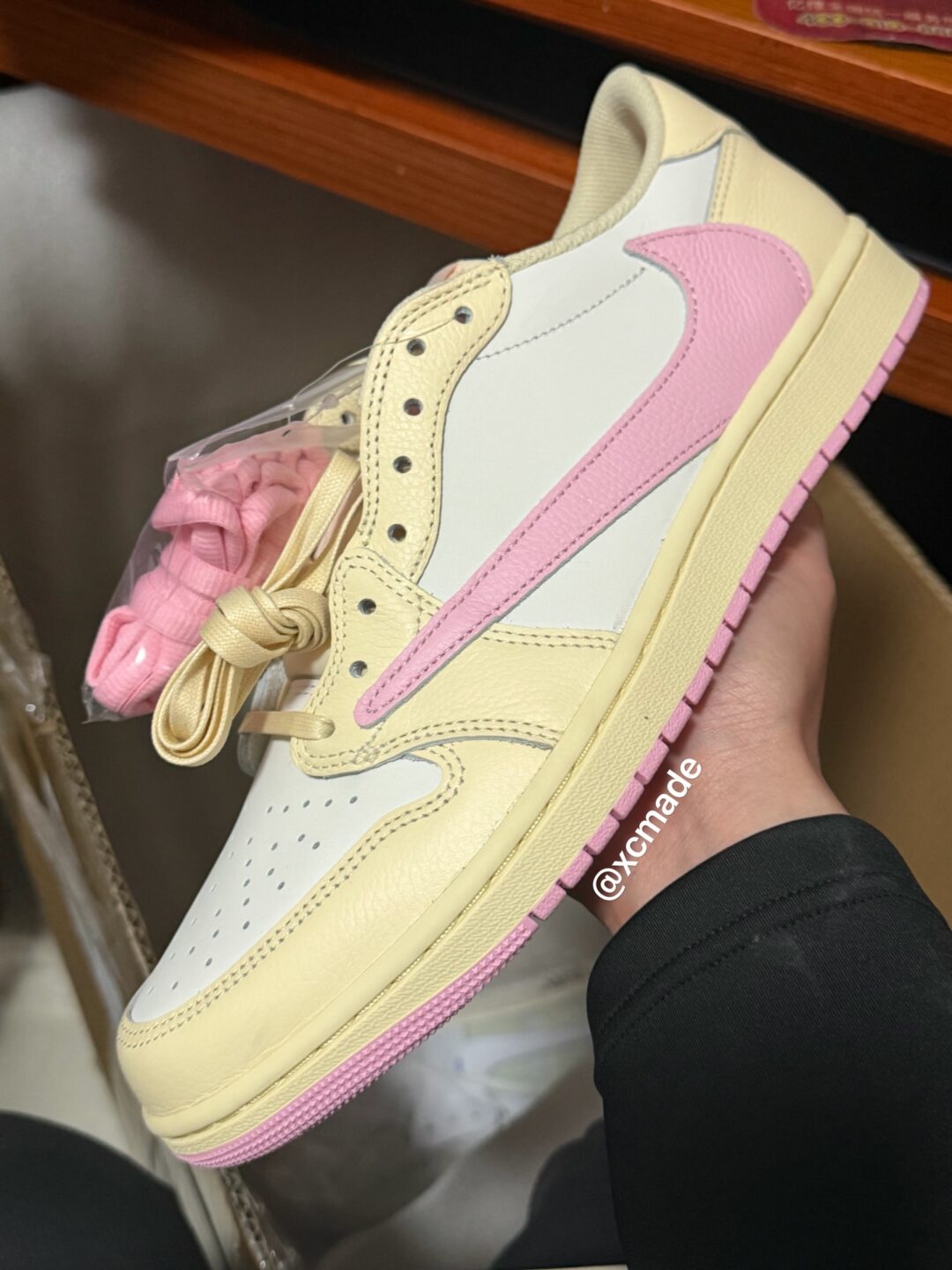 【2026年 5/22 発売予定】Travis Scott × NIKE AIR JORDAN 1 RETRO LOW OG SP “Sail/Shy Pink” (トラヴィス・スコット ナイキ エア ジョーダン 1 ロー “セイル/スカイピンク”) [IQ7604-100/IQ7604-101]