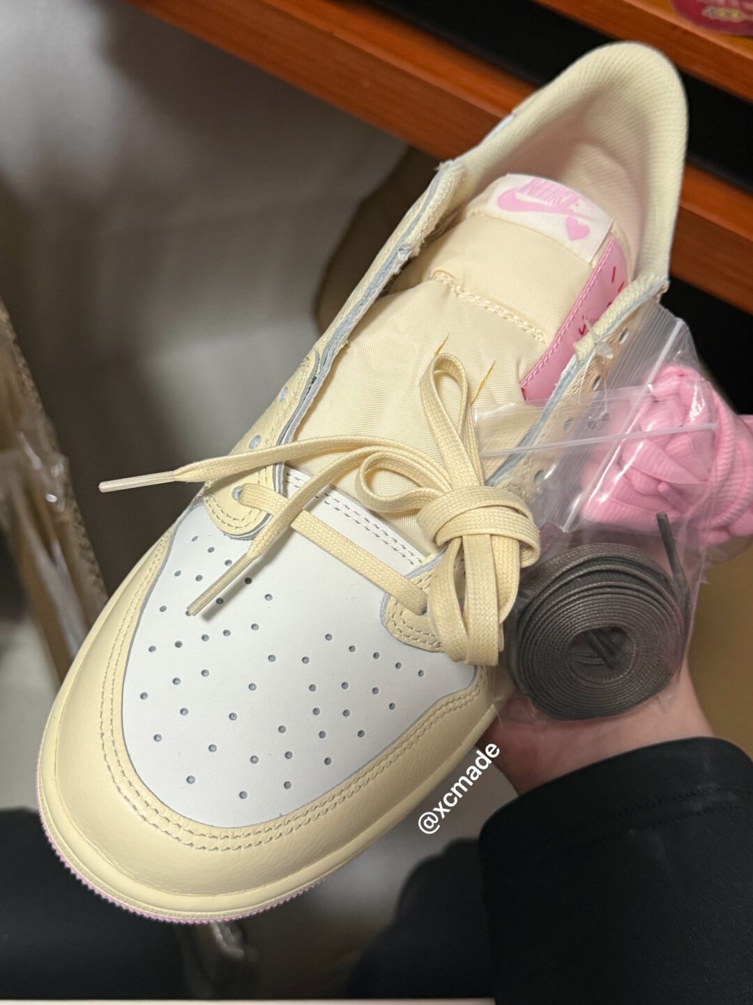 【2026年 5/22 発売予定】Travis Scott × NIKE AIR JORDAN 1 RETRO LOW OG SP “Sail/Shy Pink” (トラヴィス・スコット ナイキ エア ジョーダン 1 ロー “セイル/スカイピンク”) [IQ7604-100/IQ7604-101]