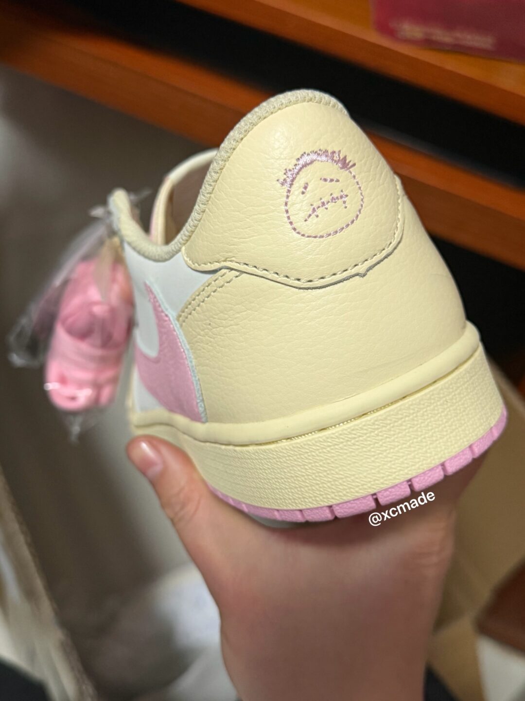 【2026年 5/22 発売予定】Travis Scott × NIKE AIR JORDAN 1 RETRO LOW OG SP “Sail/Shy Pink” (トラヴィス・スコット ナイキ エア ジョーダン 1 ロー “セイル/スカイピンク”) [IQ7604-100/IQ7604-101]