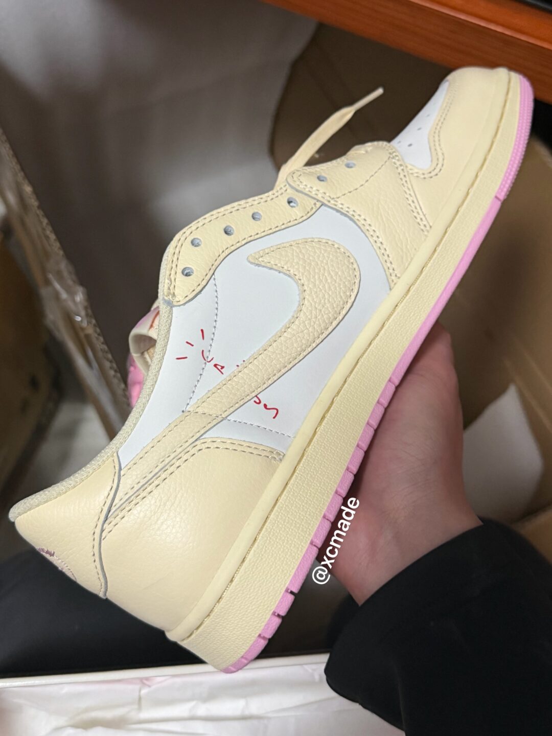 【2026年 5/22 発売予定】Travis Scott × NIKE AIR JORDAN 1 RETRO LOW OG SP “Sail/Shy Pink” (トラヴィス・スコット ナイキ エア ジョーダン 1 ロー “セイル/スカイピンク”) [IQ7604-100/IQ7604-101]