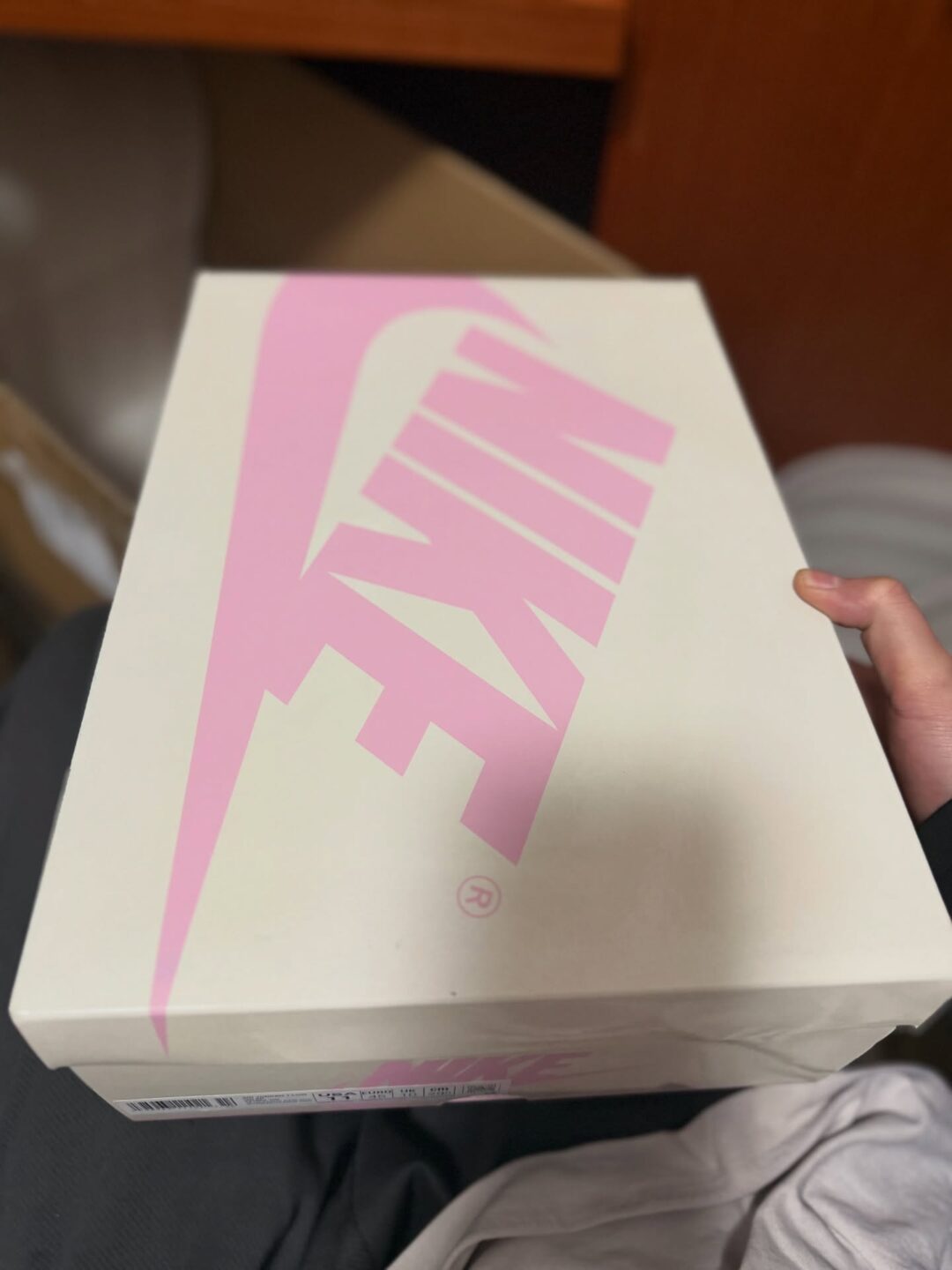 【2026年 5/22 発売予定】Travis Scott × NIKE AIR JORDAN 1 RETRO LOW OG SP “Sail/Shy Pink” (トラヴィス・スコット ナイキ エア ジョーダン 1 ロー “セイル/スカイピンク”) [IQ7604-100/IQ7604-101]