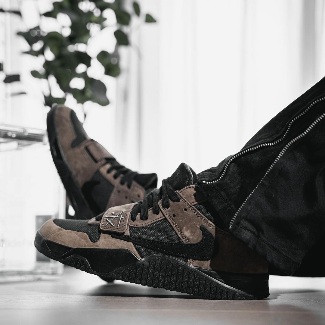 【2024年 10/4 発売】TRAVIS SCOTT NIKE JORDAN JUMPMAN JACK TR “Dark Mocha/Black” (トラビス・スコット × ナイキ ジョーダン ジャンプマンジャック トレーナー “ダークモカ/ブラック”) [FZ8117-201]