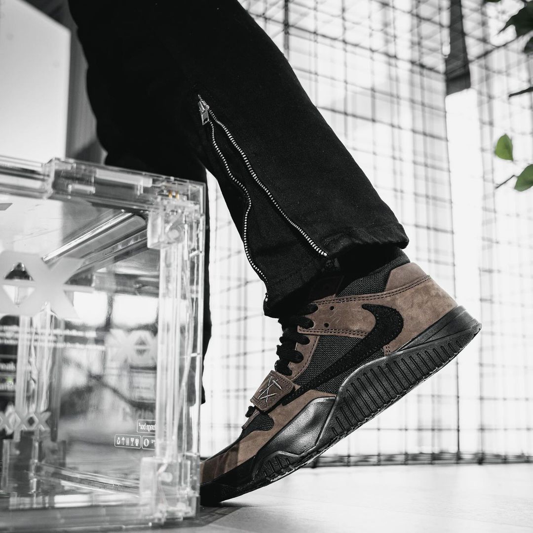 【2024年 10/4 発売】TRAVIS SCOTT NIKE JORDAN JUMPMAN JACK TR “Dark Mocha/Black” (トラビス・スコット × ナイキ ジョーダン ジャンプマンジャック トレーナー “ダークモカ/ブラック”) [FZ8117-201]