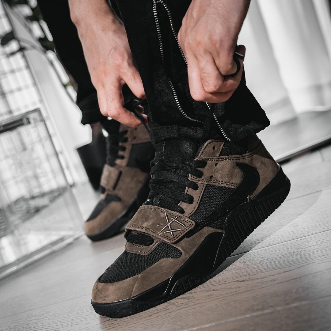 【2024年 10/4 発売】TRAVIS SCOTT NIKE JORDAN JUMPMAN JACK TR “Dark Mocha/Black” (トラビス・スコット × ナイキ ジョーダン ジャンプマンジャック トレーナー “ダークモカ/ブラック”) [FZ8117-201]