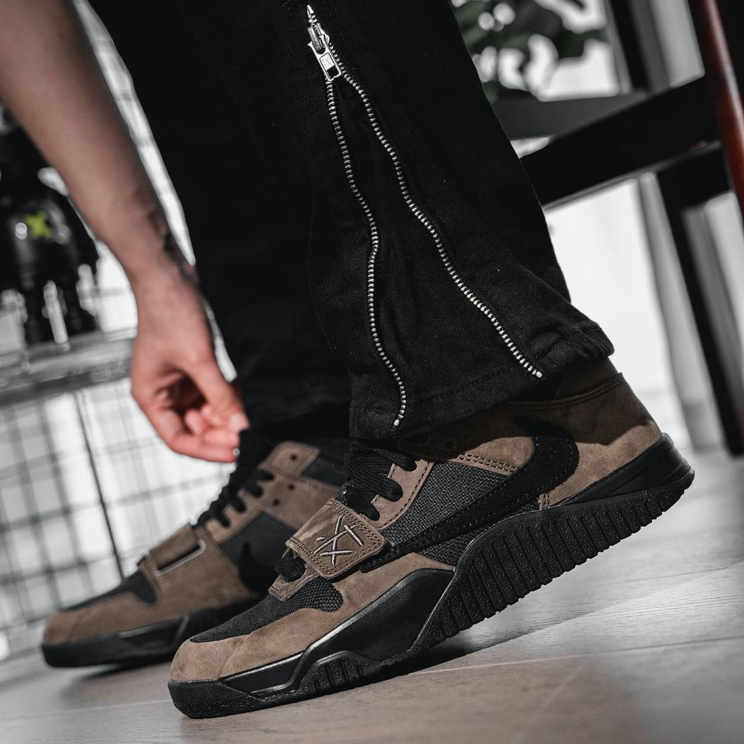 【2024年 10/4 発売】TRAVIS SCOTT NIKE JORDAN JUMPMAN JACK TR “Dark Mocha/Black” (トラビス・スコット × ナイキ ジョーダン ジャンプマンジャック トレーナー “ダークモカ/ブラック”) [FZ8117-201]