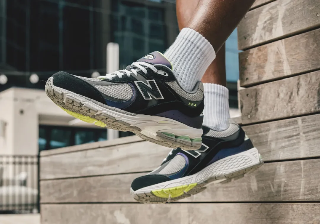 【2024年 5/17 発売】DTLR x New Balance M2002R “Purple Noir” (ニューバランス)