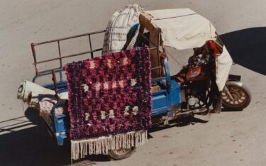 【2024年 5/17 発売】STÜSSY BOUCHEROUITE T-SHIRT RUGS (ステューシー Nina Mohammad ニーナ・モハマド 2024年 春夏)