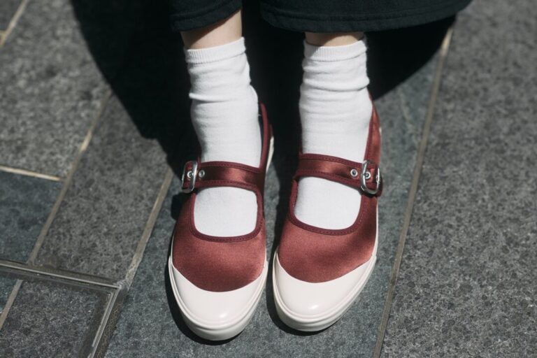 【VANS】プレミアム メリージェーン Lo Pro Satin Shoes Premium Mary Jane Lo Pro Satin Shoes in Red| Vans UK