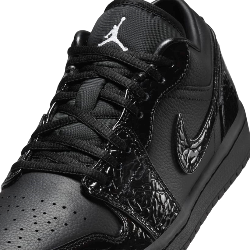 【国内 2024年 8/1 発売】NIKE W AIR JORDAN 1 LOW “Black Croc” (ナイキ エア ジョーダン 1 ロー “ブラッククロコ”) [HJ7743-010]