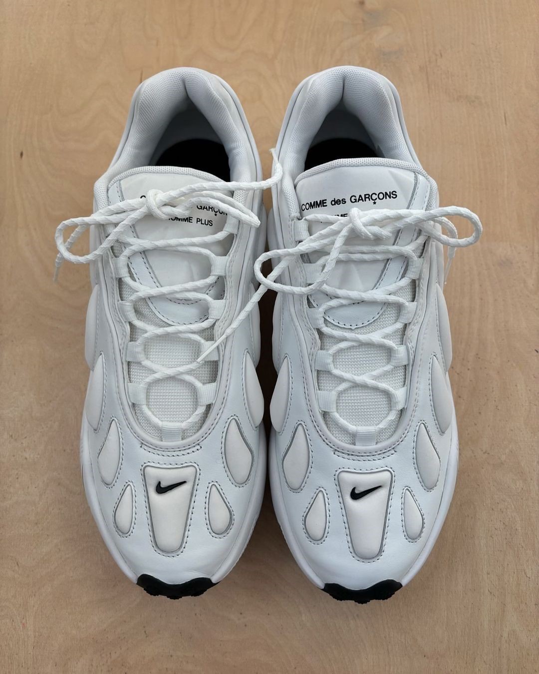 【国内 2025年 4/4 発売】COMME des GARCONS HOMME PLUS × NIKE SENSE 96 SP (コム デ ギャルソン・オム プリュス ナイキ) [HV1944-001/HV1944-100/IF7038-600]