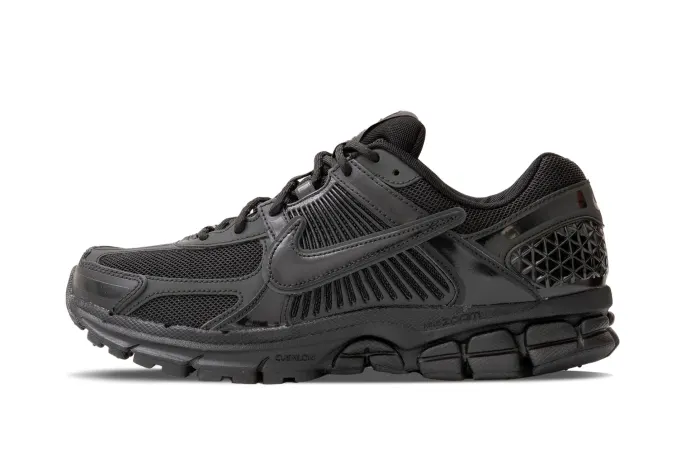 【2024年 6/12 & 11/21 発売】DOVER STREET MARKET × NIKE ZOOM VOMERO 5 “Black” (ドーバーストリートマーケット ナイキ ズーム ボメロ 5 “ブラック”) [FZ3313-001]