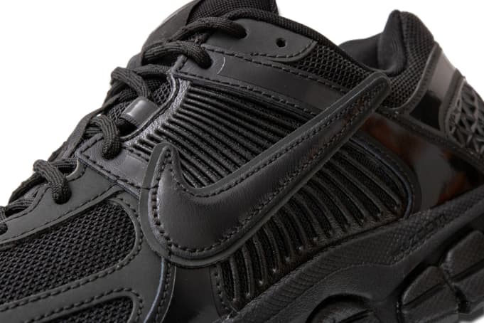 【2024年 6/12 & 11/21 発売】DOVER STREET MARKET × NIKE ZOOM VOMERO 5 “Black” (ドーバーストリートマーケット ナイキ ズーム ボメロ 5 “ブラック”) [FZ3313-001]