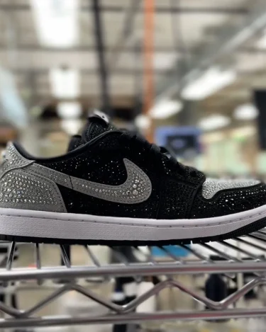 【2025年 5/15 発売予定】Swarovski x NIKE W AIR JORDAN 1 RETRO LOW OG “Stealth” (スワロフスキー ナイキ エア ジョーダン 1 レトロ ロー “ステルス”) [HM9208-001]