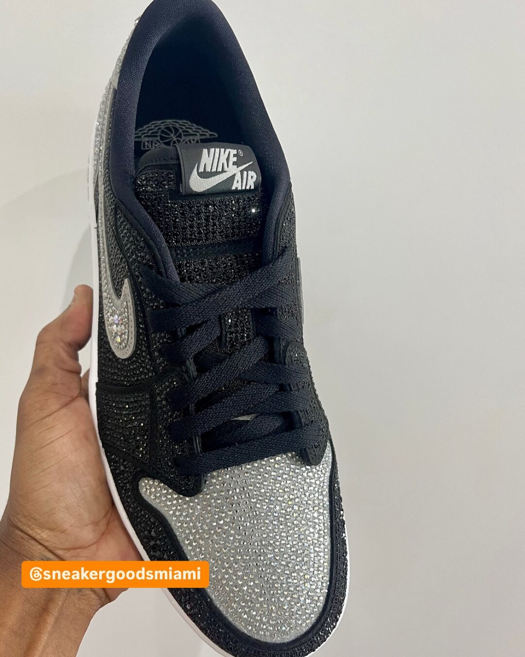 【2025年 5/15 発売予定】Swarovski x NIKE W AIR JORDAN 1 RETRO LOW OG “Stealth” (スワロフスキー ナイキ エア ジョーダン 1 レトロ ロー “ステルス”) [HM9208-001]