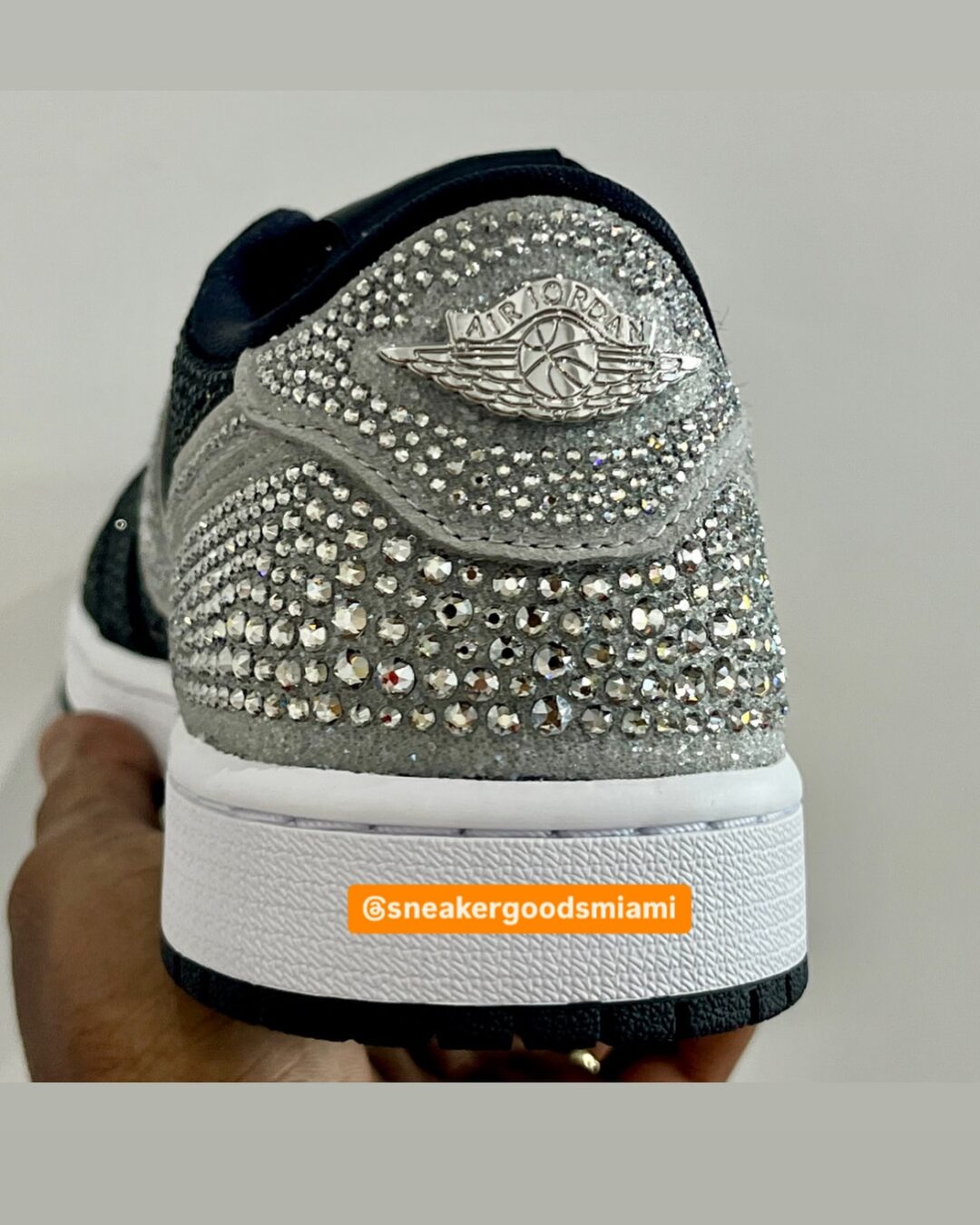 【2025年 5/15 発売予定】Swarovski x NIKE W AIR JORDAN 1 RETRO LOW OG “Stealth” (スワロフスキー ナイキ エア ジョーダン 1 レトロ ロー “ステルス”) [HM9208-001]