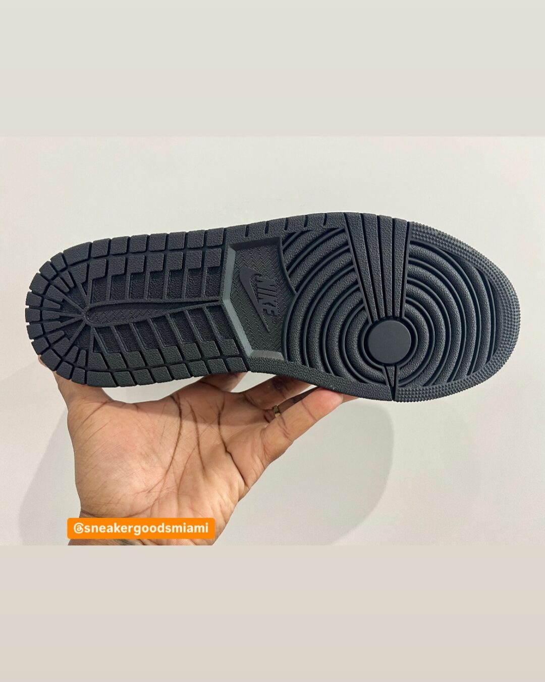 【2025年 5/15 発売予定】Swarovski x NIKE W AIR JORDAN 1 RETRO LOW OG “Stealth” (スワロフスキー ナイキ エア ジョーダン 1 レトロ ロー “ステルス”) [HM9208-001]