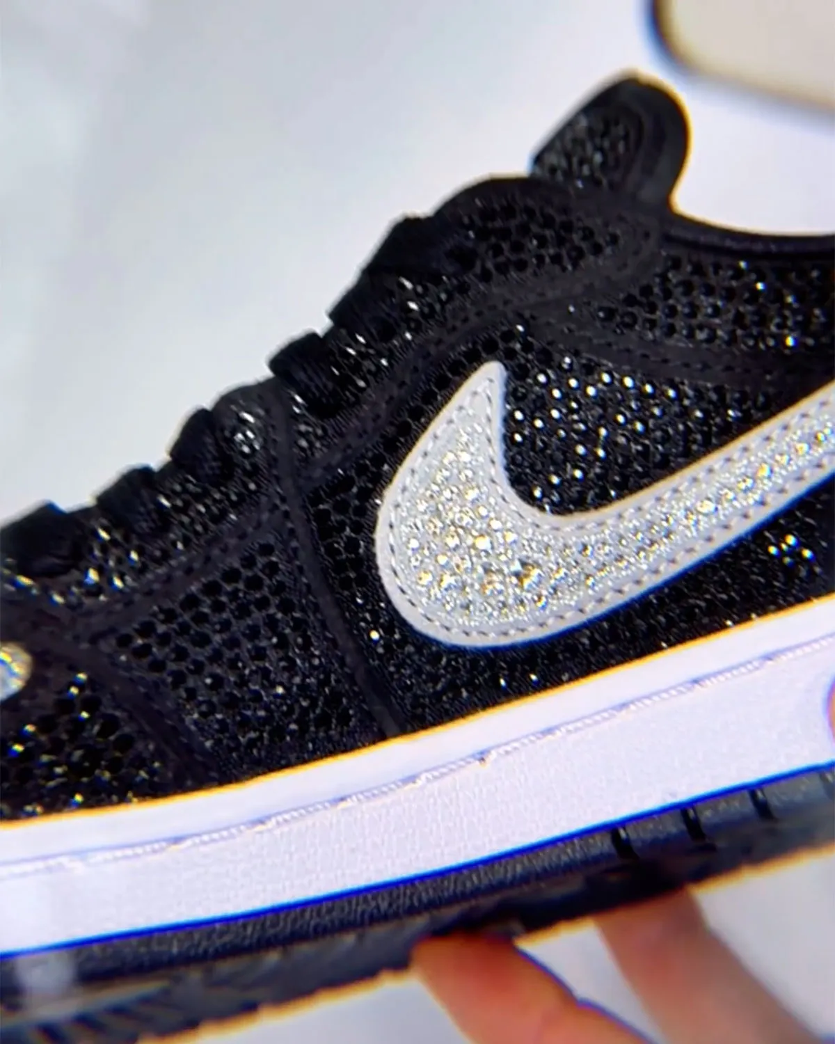 【2025年 5/15 発売予定】Swarovski x NIKE W AIR JORDAN 1 LOW “Stealth” (スワロフスキー ナイキ エア ジョーダン 1 ロー “ステルス”) [HM9208-001]