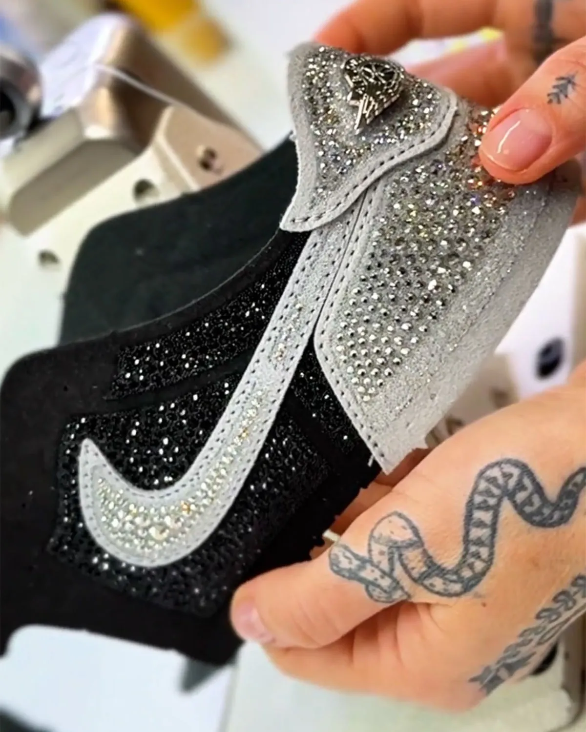 【2025年 5/15 発売予定】Swarovski x NIKE W AIR JORDAN 1 RETRO LOW OG “Stealth” (スワロフスキー ナイキ エア ジョーダン 1 レトロ ロー “ステルス”) [HM9208-001]