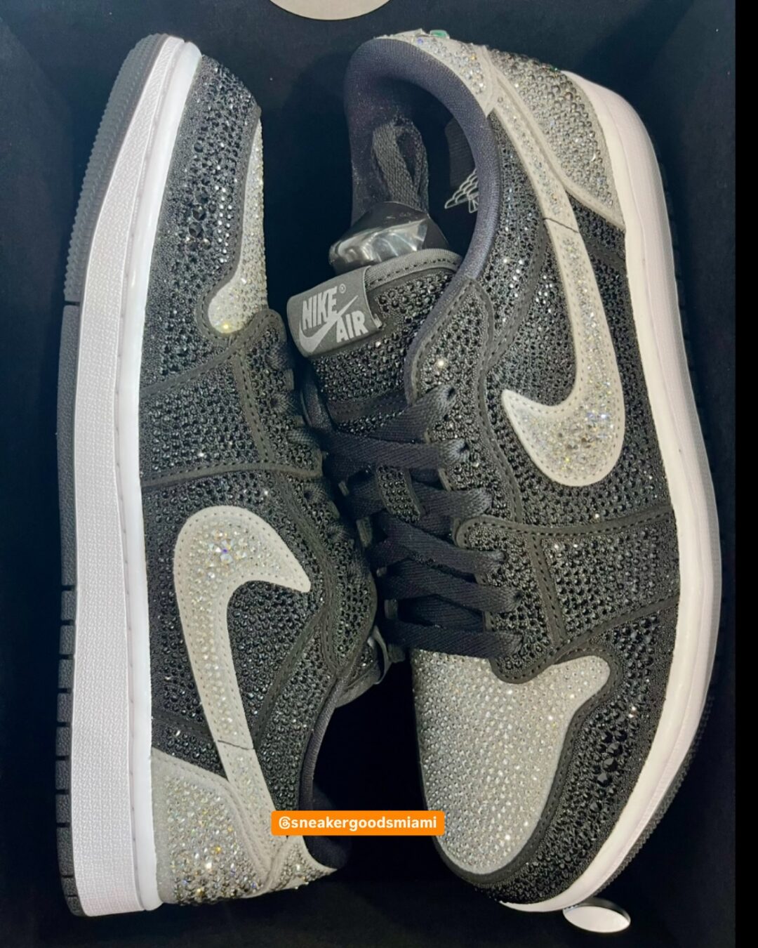 【2025年 5/15 発売予定】Swarovski x NIKE W AIR JORDAN 1 RETRO LOW OG “Stealth” (スワロフスキー ナイキ エア ジョーダン 1 レトロ ロー “ステルス”) [HM9208-001]