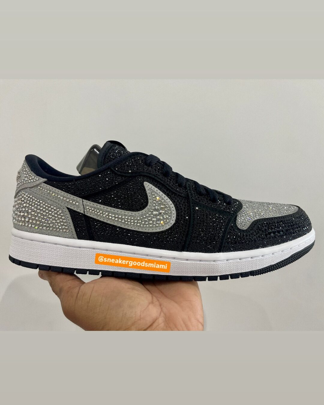 【2025年 5/15 発売予定】Swarovski x NIKE W AIR JORDAN 1 RETRO LOW OG “Stealth” (スワロフスキー ナイキ エア ジョーダン 1 レトロ ロー “ステルス”) [HM9208-001]