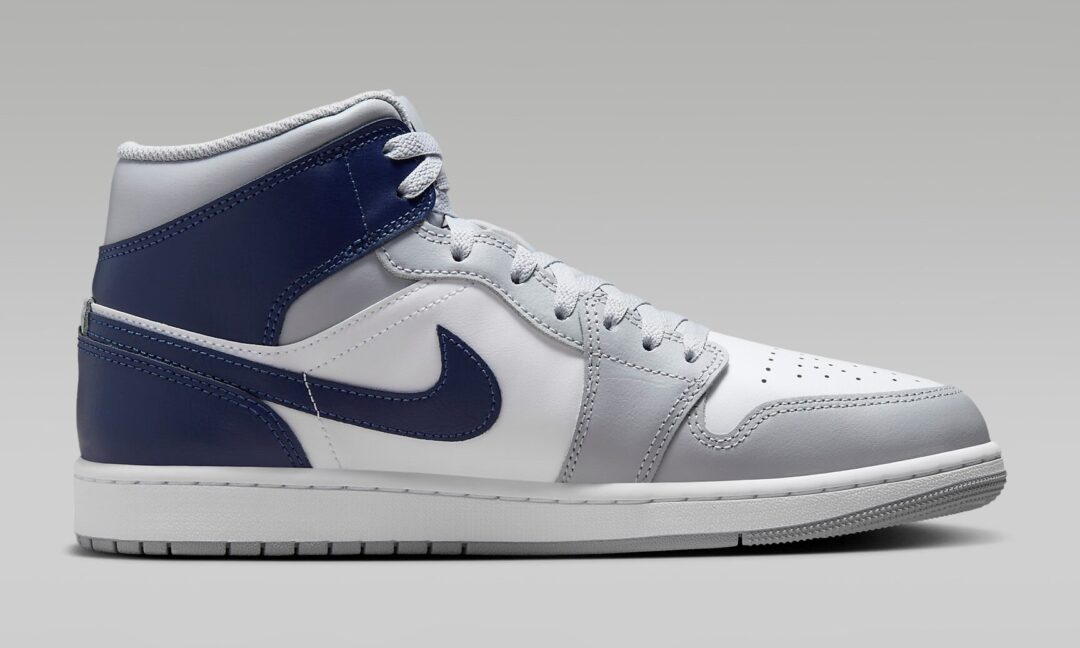 【2024年 6/24 発売】NIKE AIR JORDAN 1 MID “White/Wolf Grey/Midnight Navy” (ナイキ エア ジョーダン 1 ロー “ホワイト/ウルフグレー/ミッドナイトネイビー”) [DQ8426-104]
