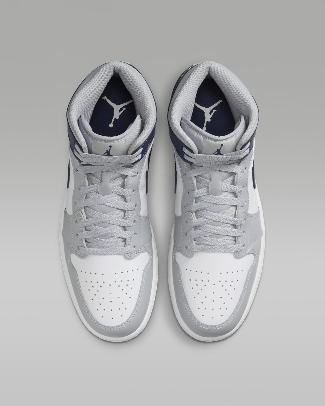 【2024年 6/24 発売】NIKE AIR JORDAN 1 MID “White/Wolf Grey/Midnight Navy” (ナイキ エア ジョーダン 1 ロー “ホワイト/ウルフグレー/ミッドナイトネイビー”) [DQ8426-104]