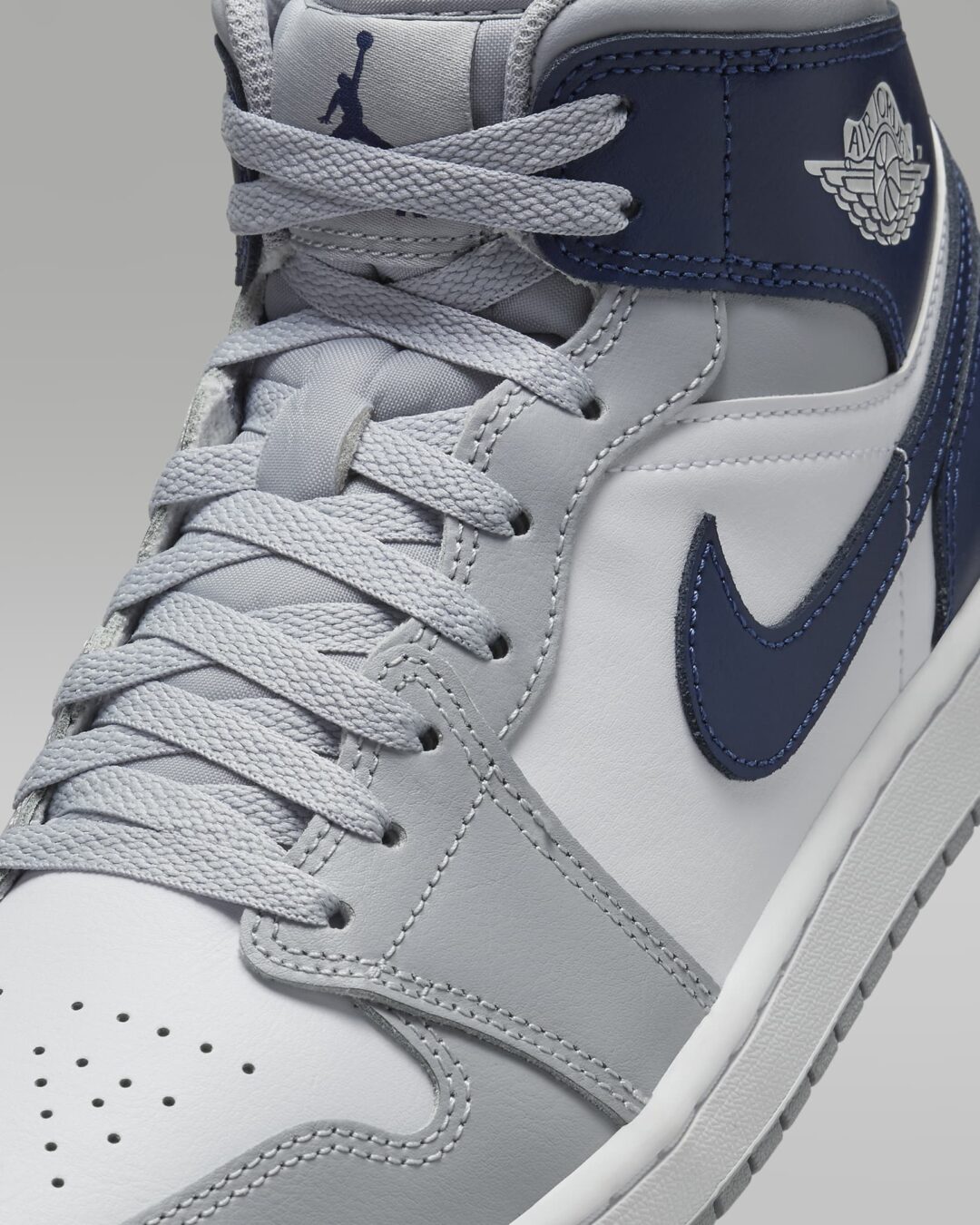 【2024年 6/24 発売】NIKE AIR JORDAN 1 MID “White/Wolf Grey/Midnight Navy” (ナイキ エア ジョーダン 1 ロー “ホワイト/ウルフグレー/ミッドナイトネイビー”) [DQ8426-104]