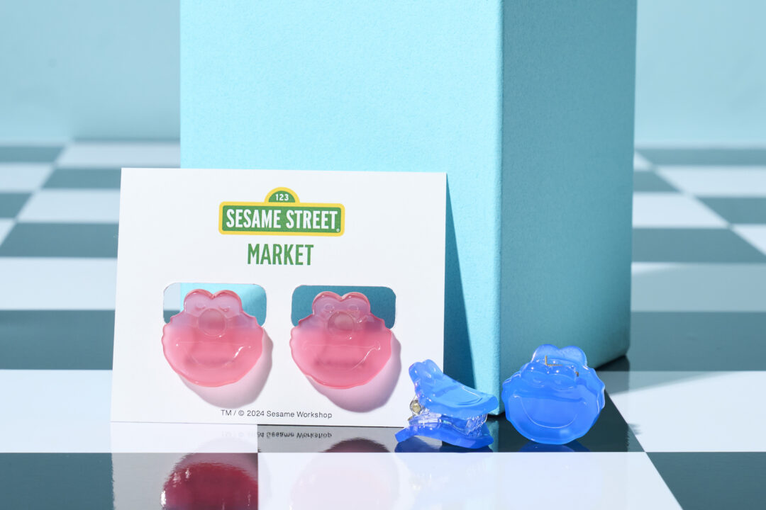 “ミントブルー”カラーに染まったエルモ、クッキーモンスターのぬいぐるみも登場！セサミストリートマーケット「THE SUNNY DAYS」が2024年 7/4 発売