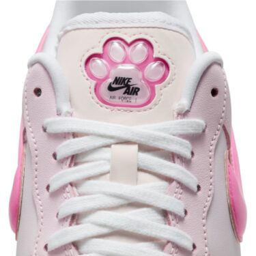 【2024年 秋 発売予定】NIKE AIR FORCE 1 LOW “Paw Print/Pearl Pink/White” (ナイキ エア フォース 1 ロー “パウプリント/パールピンク/ホワイト”) [HM3696-661]