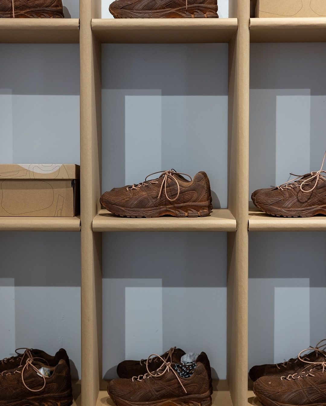 【2024年 11/16 発売】doublet x ASICS GEL-KAYANO 20 “Carton/Sand” (ダブレット アシックス ゲルカヤノ “カートン/サンド”) [1203A519.200]