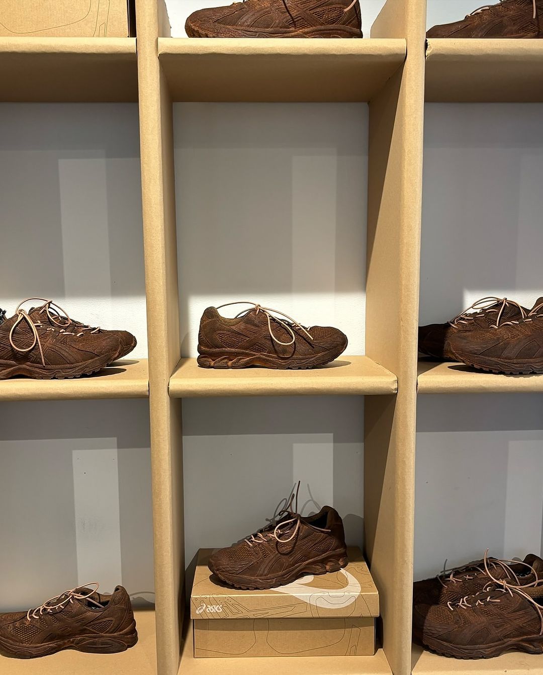 【2024年 11/16 発売】doublet x ASICS GEL-KAYANO 20 “Carton/Sand” (ダブレット アシックス ゲルカヤノ “カートン/サンド”) [1203A519.200]